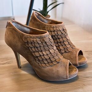 Fahrenheit Scaled Vegan Suede Zipper Back Peep Toe Heels Sandals Sz 8.5